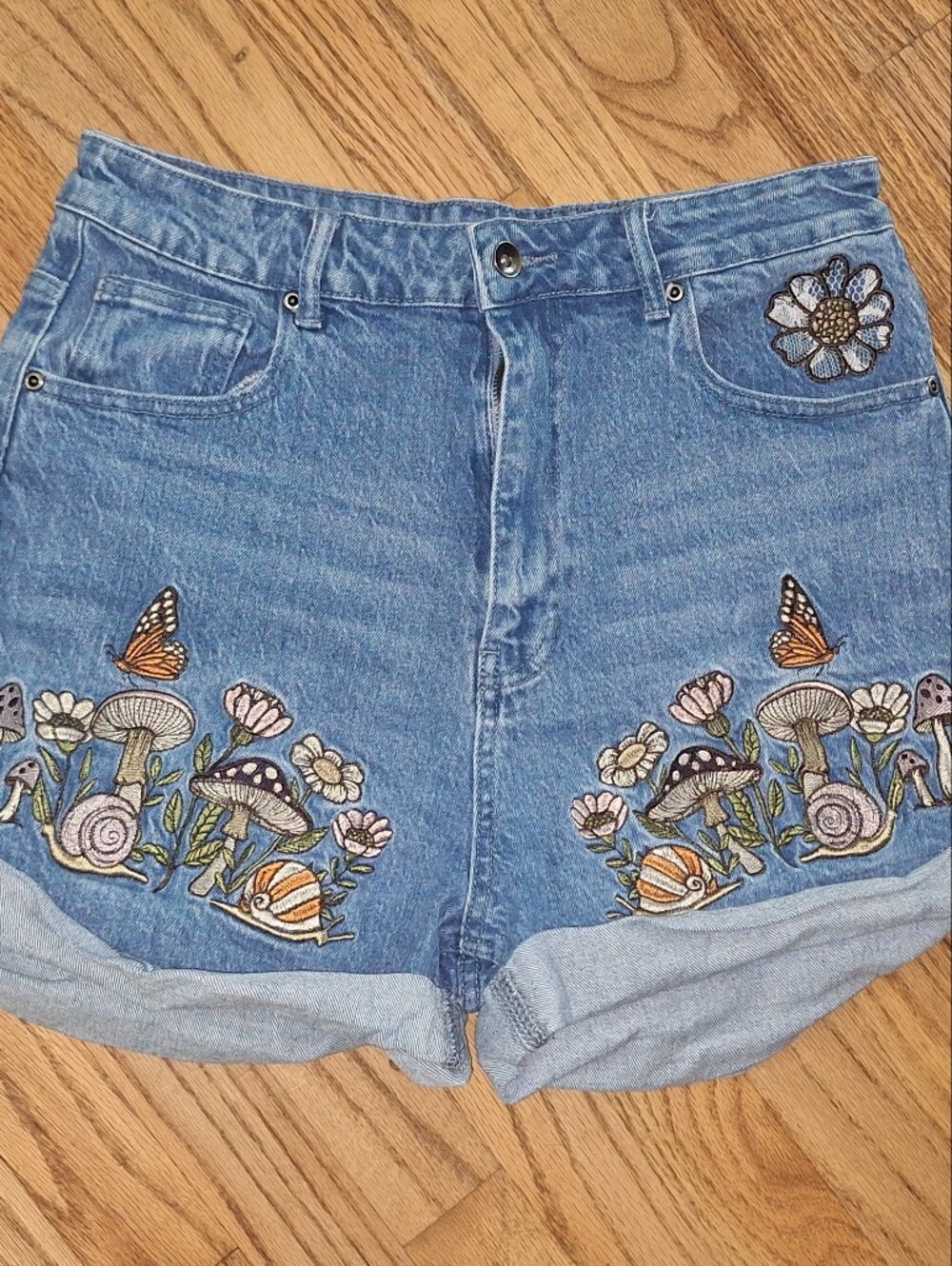 Hot Topic Women's Mushroom Garden High-Rise Denim Mom Shorts Size 11 Cottage